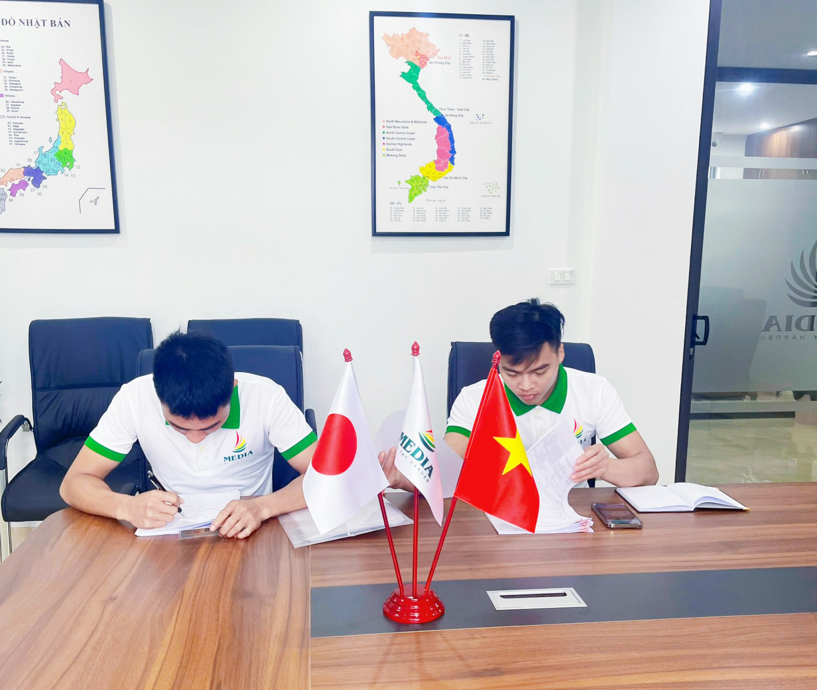 Cùng cố gắng nhé 2 chàng trai!
