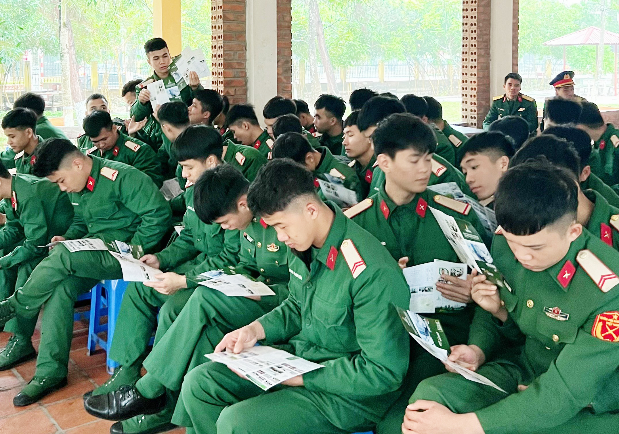Tư vấn hướng nghiệp trước ngày xuất ngũ tại Trường Sỹ Quan Lục Quân 1